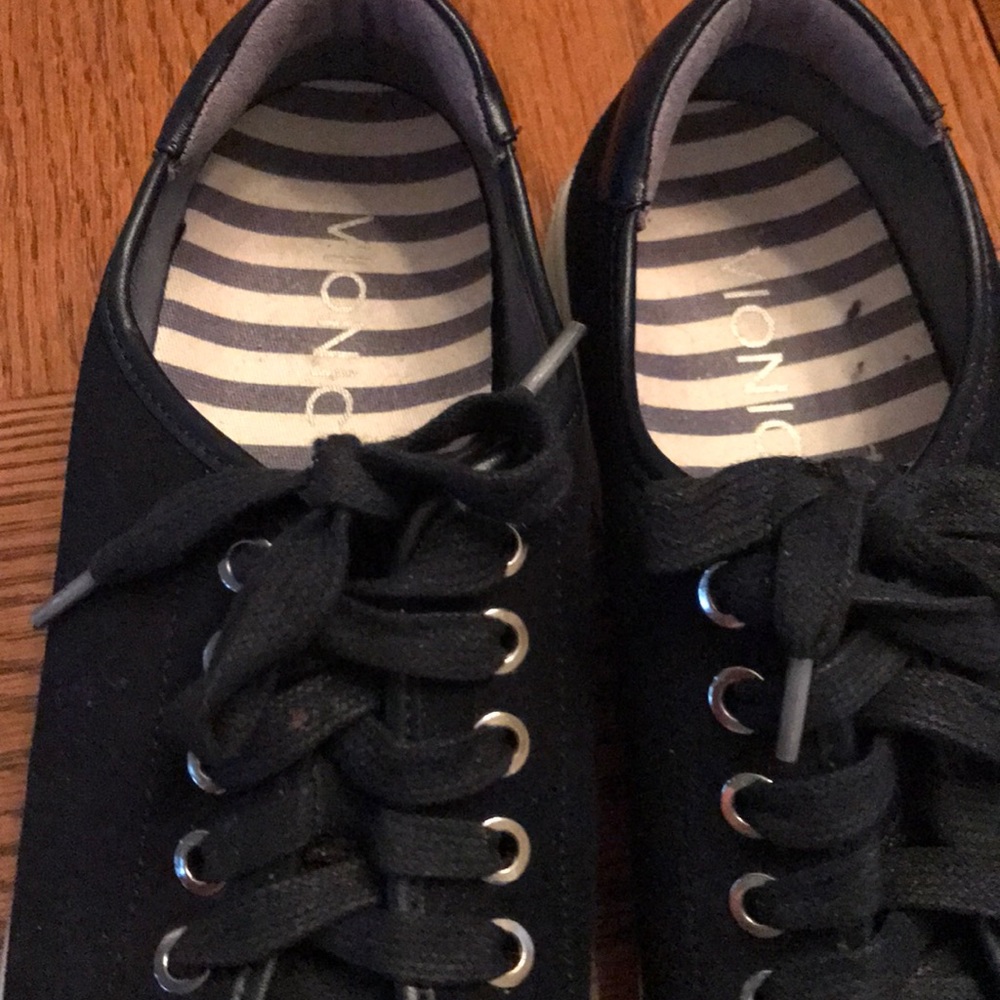 Black canvas tennis shoes